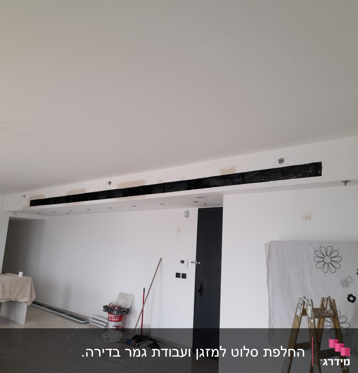 חדר עם קיר גבס, סולם וכלי עבודה